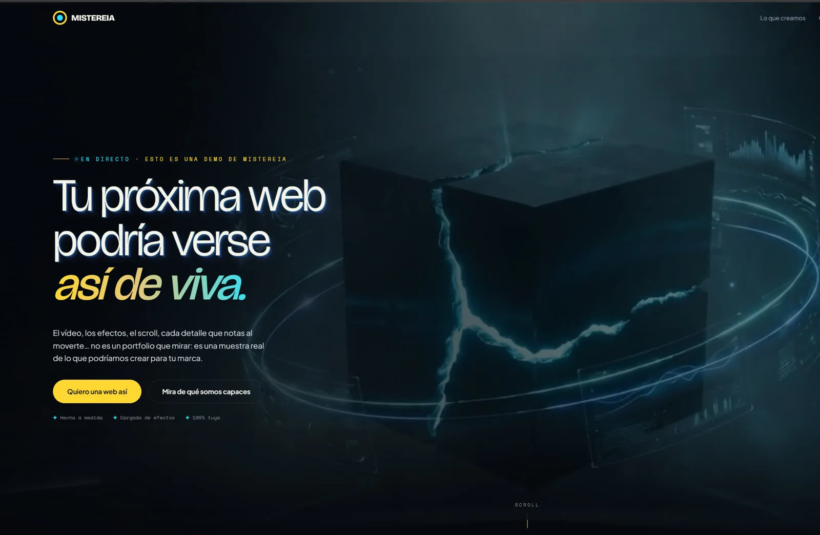 Demo web inmersiva de MISTEREIA con cubo 3D cinemático, efectos de scroll y paneles HUD sobre fondo espacial oscuro
